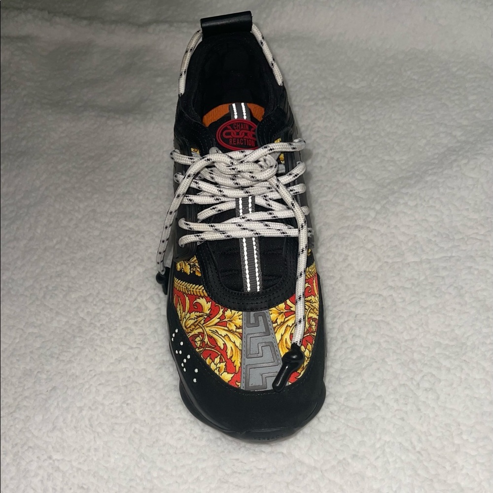 It’s in a really good condition only wear once no scratch!it’s very clean!